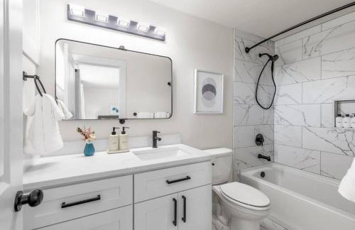 Tastefully Remodeled 4 Bedroom Home with Rainier View - Foto 8