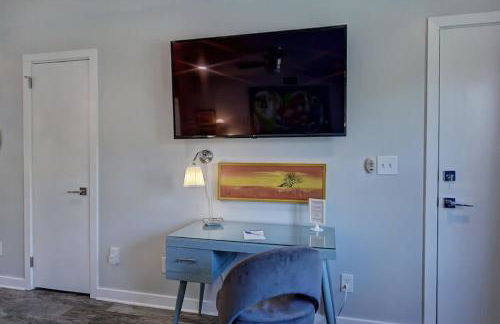 Spacious Conveniently Located 1BR in Myers Park - Photo 11