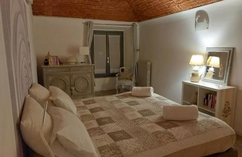 "Lo charme" a 5 minuti a piedi da Ospedale,Teatro Coccia ed Universita',a 30 minuti dai Laghi e 40 minuti da Milano - Foto 24