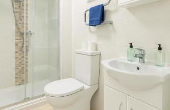 8 Person, 4 Bedroom Light, Warm & Modern Apartment - Foto 24