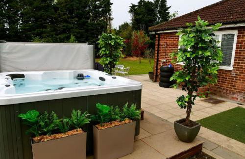 Deluxe 1 Bed Versace Hot Tub Sky TV Cinema Screen - Foto 13