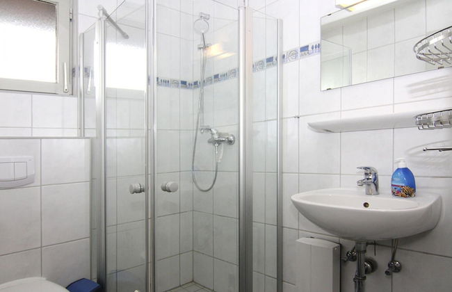 Inviting log House With 2 Terraces and Cozy Fireplace in Damp - Foto 11