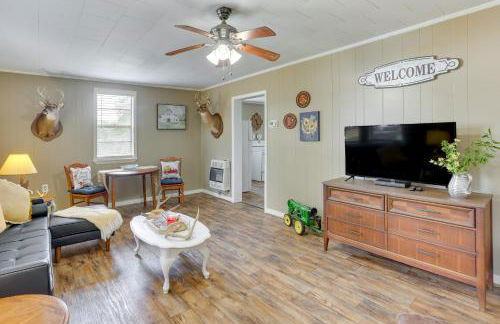 2 Mi to Lake Lineville Farmhouse with Fire Pit - Foto 1