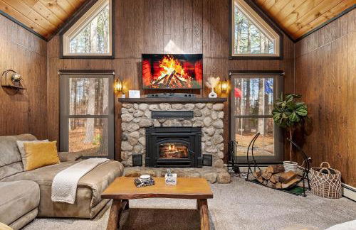 NEW! Woodland Retreat - Hot tub Game Room Firepit - Foto 1