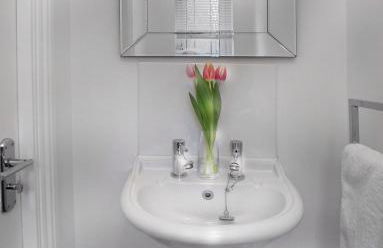 Knaphill - 2 Bedroom Terrace House - With Garden - Photo 16