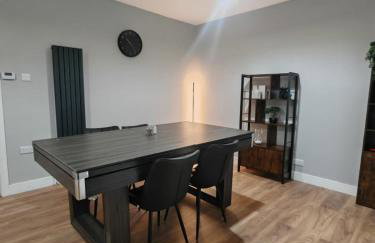 Bright 4BR Home, Outdoor Garden, Easy Parking - Foto 37