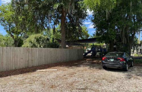 The Orange Blossom Suite Near UF Shands D-town - Photo 49