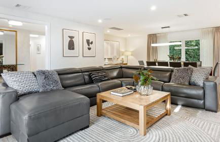 LA Hillside Retreat w Pool Views Fire Pit Outdoor Lounging Casa Bellagio by AvantStay - Foto 7