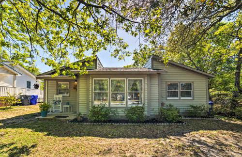 Oak Island Home with Fenced Yard, Walk to Long Beach - Foto 26