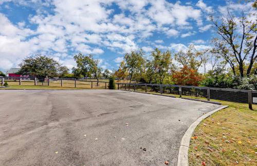 Large Log Cabin Chalet w/ Hot Tub - Horses & Lake! - Foto 31