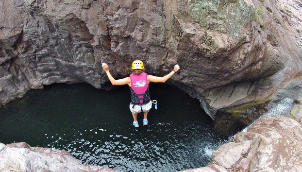 Salto na descida do cânion