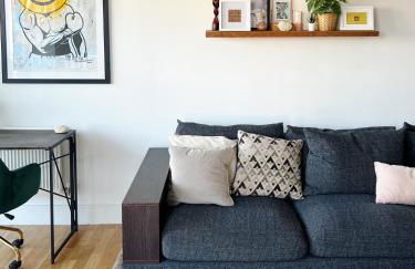 Stunning Riverside View Apartment, near Canary Wharf & O2 - Photo 3