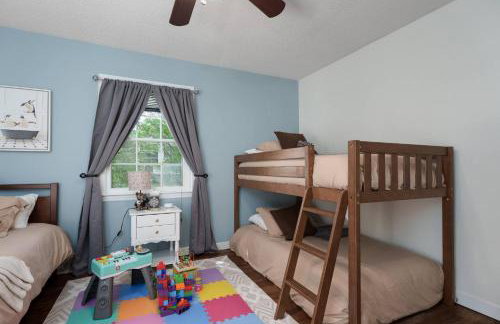 Exclusive Lux Home Near Town • Game Rm • Gym • 4BR - Photo 12