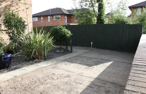 Superb Comfy 2 Bed House, Responsive & Caring Hosts Free WiFi & Parking, Close to MK Centre, Train Station, Santander, Network Rail by Webbhill Stays - Foto 35