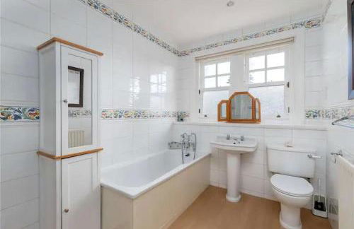 Superb 5 bedroom Villa 16 mins from City Centre - Foto 8