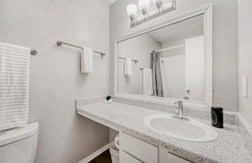 Modern City Getaway 2B - Sleeps 6 - Pool, Prkg - Foto 23