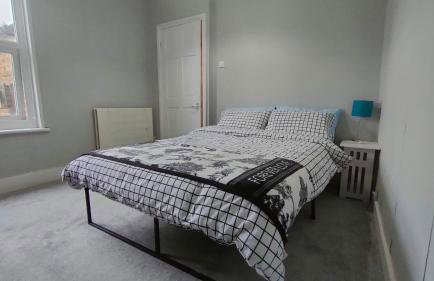 Comfortable Home Away From Home - Photo 32