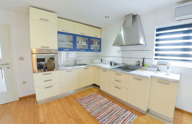 Luxury Apartment in City Center - Photo 12