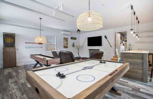 Cheerful Sister Lakes 4 BDR Lake Hse w/ Hot tub. - Foto 3