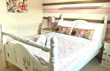 Spacious 5-Bed Detached House, Sleeps 10, Parking - Photo 40