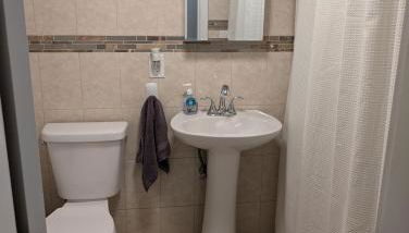 Brighton Apartment Sleeps 3 - Steps to Bus Line - Foto 3, towels, Shower