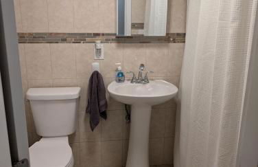 Brighton Apartment Sleeps 3 - Steps to Bus Line - Foto 3