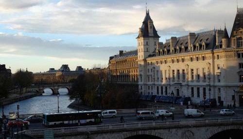 Two Bedroom Luxury Apartment - Balcony with View of Notre Dame - Foto 5