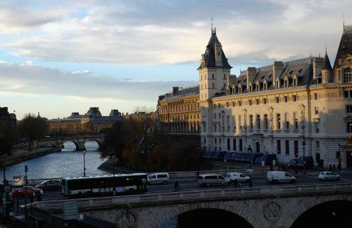 Two Bedroom Luxury Apartment - Balcony with View of Notre Dame - Photo 5