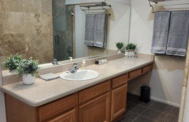 Bold Blue Retreat in Henderson - Foto 20