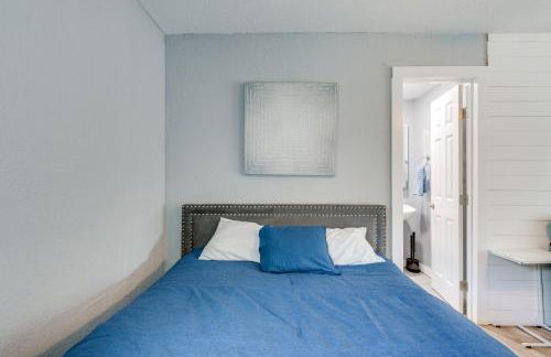 10 Mi to Lake Conroe Couples Retreat with Porch! - Photo 11