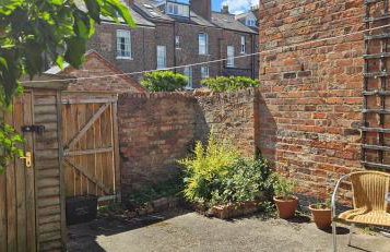 St Pauls Terrace - 2 bed house nr Train Station - Photo 27