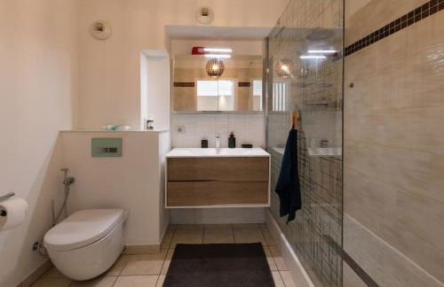 T3 Flat Moderne sur 2 étages Metro Parking Free Entrance autonome - Photo 13