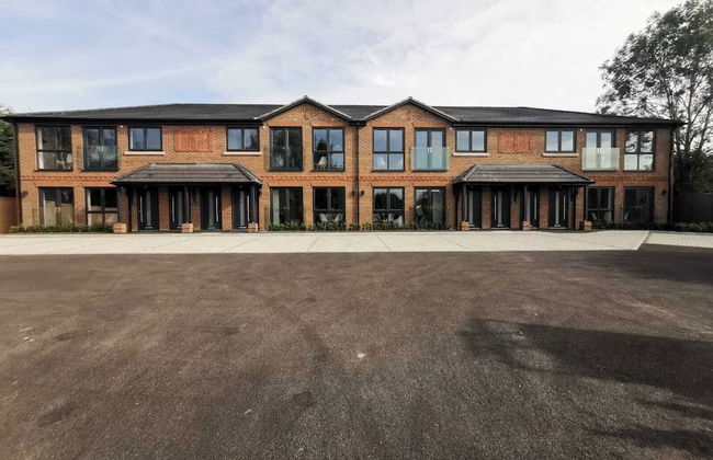 Amazing 2 Bed Flat with Parking - Photo 10