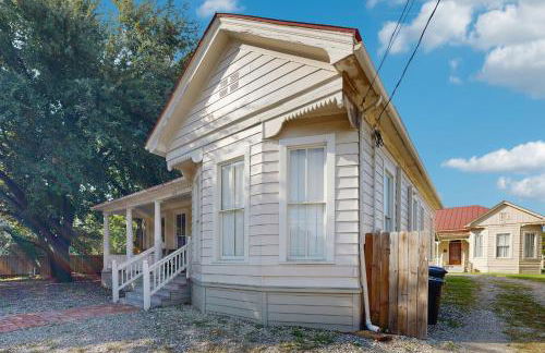 Historic charmer with updated appliances, enclosed yard, & AC - near downtown - Foto 23