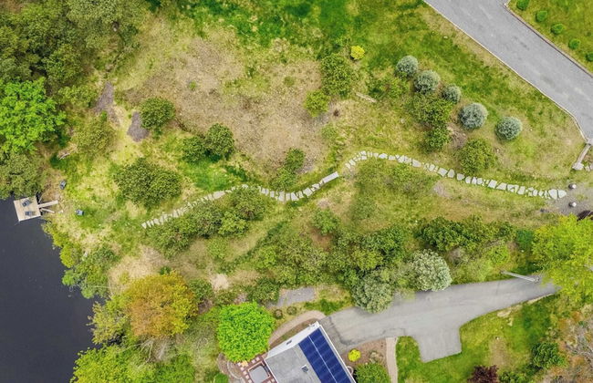 Inn the Poconos by Avantstay Private Lake Access Enclosed Hot Tub - Photo 48