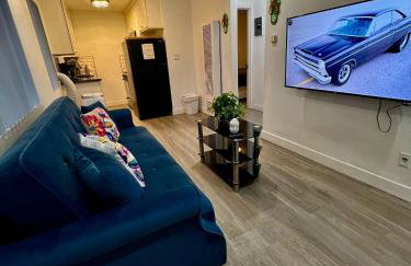 Cozy 2 Bedroom 1 Bathroom Apartment Ideal for Small Group in Koreatown Free Gated Parking Full Kitch - Foto 1
