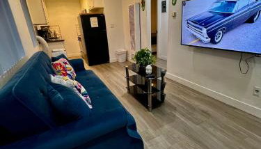 Cozy 2 Bedroom 1 Bathroom Apartment Ideal for Small Group in Koreatown Free Gated Parking Full Kitch - Foto 1