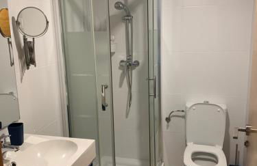 Luxury 2 bedroom 2 bathroom South facing second floor apartment - Foto 15