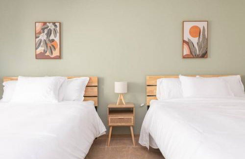 Cozy 2 bedroom condo walking distance from the beach - Foto 1