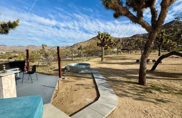 Epic Views, Huge House, Acres of J-Trees to explore, Hot Tub, Pool, AC, and Mini-Golf - Foto 64