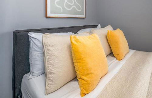 Walnut Hills, 5min to UC, Sleeps 7ppl, Lux Beds, Smart TVs - Foto 16