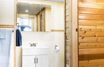 Gorgeous Cottage with Hot-tub and Games in Beaver Cove, Maine - Foto 32