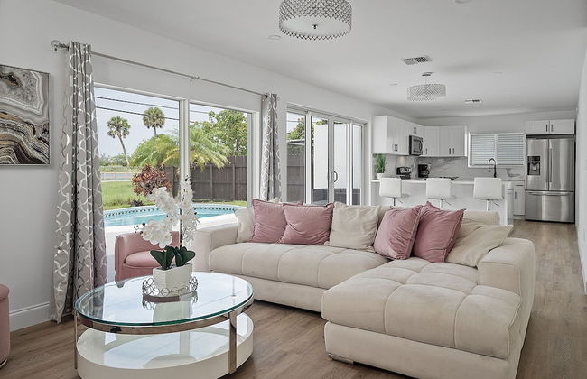 Dreamy 4BR Getaway w Private Pool Luxe Patio in Miramar - Foto 1