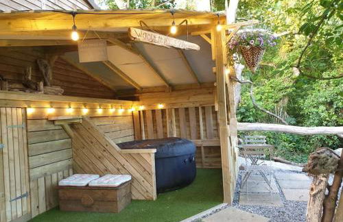 The Bothy near Tenby, Big Projector Screen, Four-poster bed, on-site HOT TUB access via Spa Pack - Photo 34