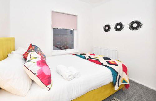 Elm House by YourStays - Lovely home in Cheshire, quiet residential street - Photo 5