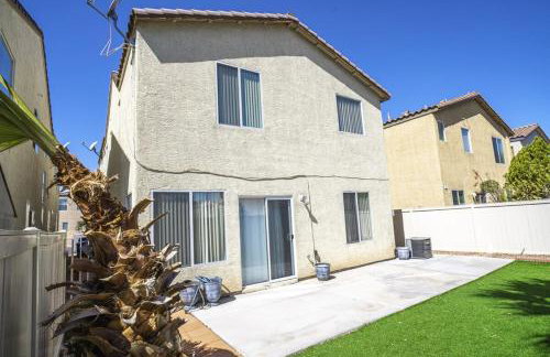 Viva Vegas Cozy 3BR Home Minutes from the Strip - Photo 45