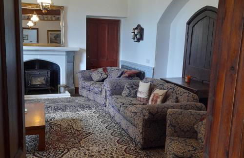 Family-Friendly Devon Farmhouse, sleeps 11, with Indoor Heated Pool, Dartmoor Views & Tarka Trail Access - Photo 8