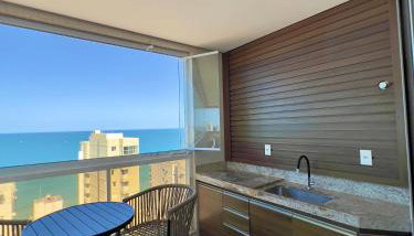 VISTA MAR DESLUMBRANTE, apto novo e moderno, a uma quadra da praia, prédio com piscina, quartos com ar condicionado, roupas de cama e banho, redes de proteção, TV 65, Wi Fi, Sky, cadeiras de praia, churrasqueira elétrica, portaria 24 horas e 2 garagens - Foto 4