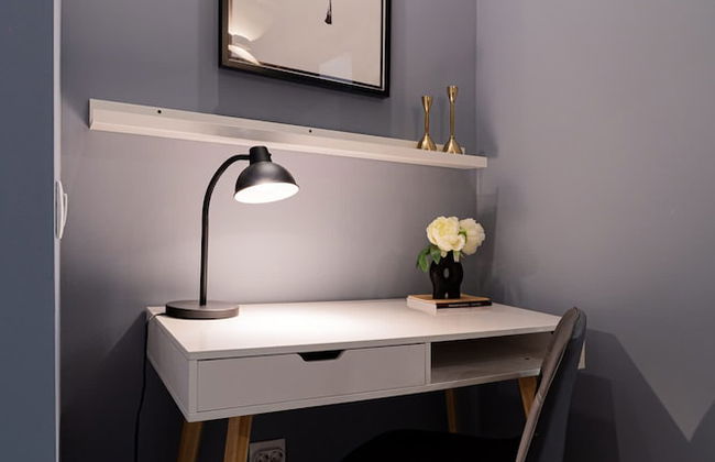 Chic Black White 2BR Retreat on Dambovitei - Foto 16