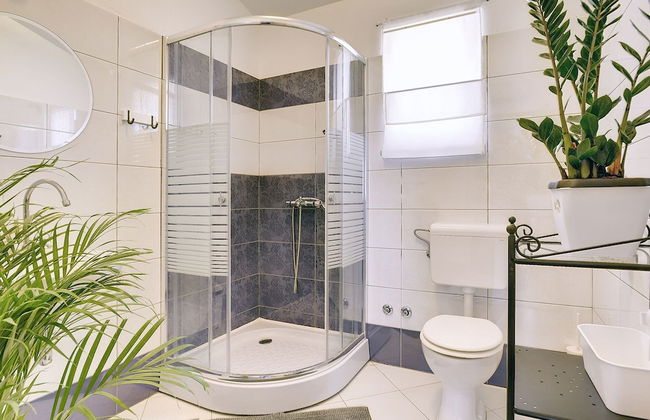 Superb Modern Villa With Pool, Large Fenced Yard Near the Beach - Foto 19